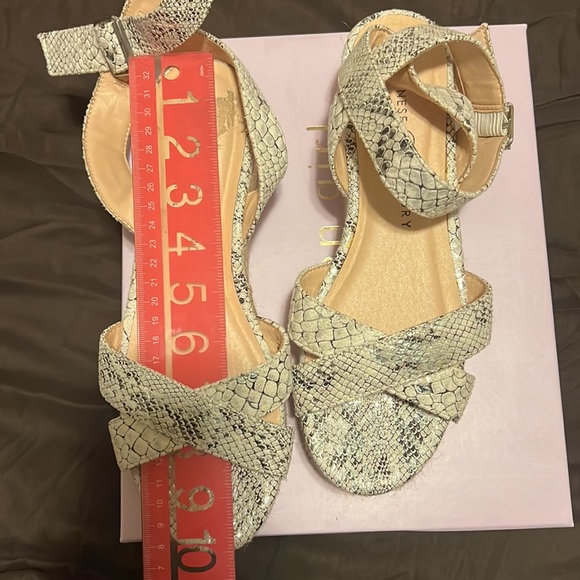 Black and white snake print pattern sandals. - Picture 5 of 5